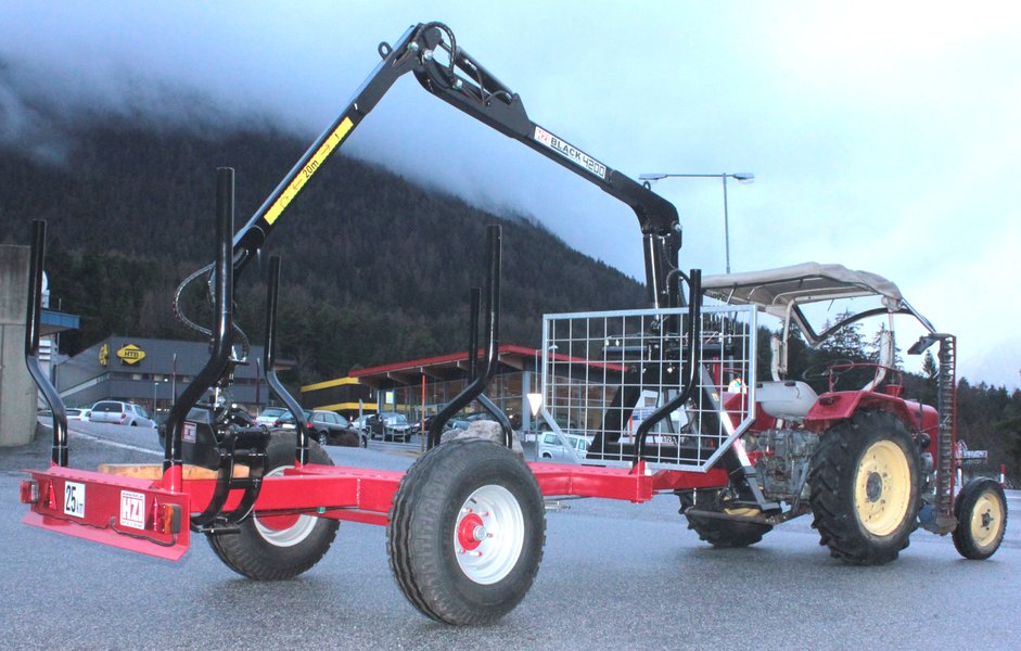 Rückewagen 4.800 kg mit Kran 5,3 m